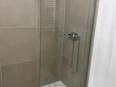 Garsoniera inchiriere Sector 4 Bucuresti baie cu dus si wc